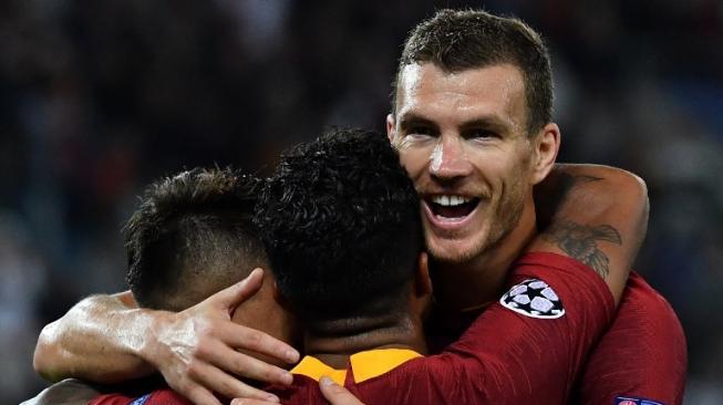 Penyerang AS Roma, Edin Dzeko (kanan) merayakan golnya ke gawang Viktoria Plzen dalam laga matchday 2 Grup G Liga Champions 2018/2019 di Stadio Olimpico, Rabu (3/10/2018) dini hari WIB. [Vincenzo PINTO / AFP]