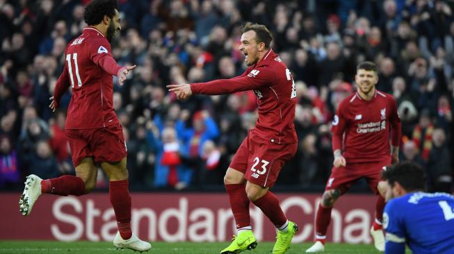 Pemain Liverpool, Xherdan Shaqiri (tengah), saat merayakan golnya ke gawang Cardiff City bersama Mohamed Salah, Sabtu (27/10/2018), dalam lanjutan kompetisi Liga Inggris di Stadion Anfield. [Paul ELLIS / AFP]