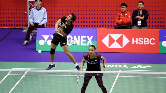 Pasangan anyar ganda campuran Indonesia, Tontowi Ahmad/Della Destiara Haris, terhenti di babak pertama Hong Kong Open 2018 setelah kalah dari Yuta Watanabe/Arisa Higashino (Jepang), dengan skor 15-21 dan 9-21, Selasa (13/11/2018). [Humas PBSI]