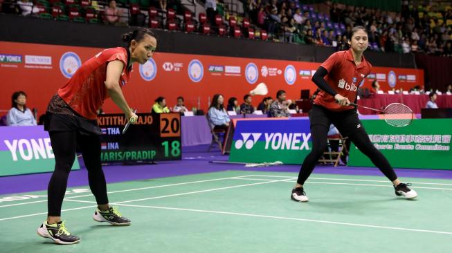 Pasangan ganda putri Indonesia, Della Destiara Haris/Rizki Amelia Pradipta, melaju ke perempat final Hong Kong Open 2018 usai menyingkirkan Jongkolphan Kititharakul/Rawinda Prajongjai (Thailand), Kamis (15/11/2018). [Humas PBSI]