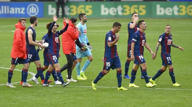 Para pemain Eibar merayakan kemenangan mereka atas tim tamu Real Madrid di Stadion Ipurua, Spanyol, Sabtu (24/11/2018), dalam lanjutan La Liga Spanyol. [AFP/Ander Gillenea]