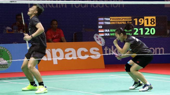 Ekspresi pasangan ganda campuran Indonesia, Rinov Rivaldy/Pitha Haningtyas Mentari, usai memenangi final Bangka Belitung Indonesia Masters 2018, Minggu (23/9/2018). [Humas PBSI]