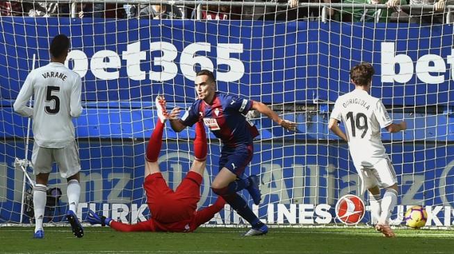 Gelandang Eibar, Gonzalo Escalante (tengah), merayakan golnya ke gawang Real Madrid di Stadion Ipurua, Spanyol, Sabtu (24/11/2018), dalam lanjutan La Liga Spanyol. [AFP/Ander Gillenea]