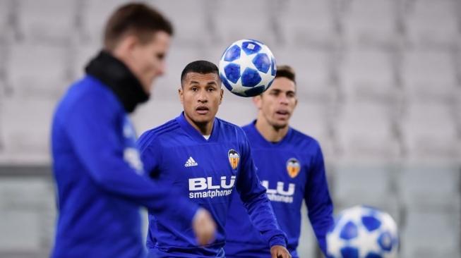 Bek Jeison Murillo (tengah) dan para pemain Valencia lainnya melakukan sesi latihan sebelum menghadapi Juventus di Liga Champions di Turin. Marco BERTORELLO / AFP