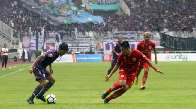 Pemain Persita, Aldi Al Cahya (kiri) menguasai bola dibayangi pemain Kalteng Putra, Yericho Christiantoko (kanan), pada perebutan tempat ketiga Liga 2 2018 di Stadion Pakansari, Bogor, Jawa Barat, Selasa (4/12/2018). [Antara/Yulius Satria Wijaya]