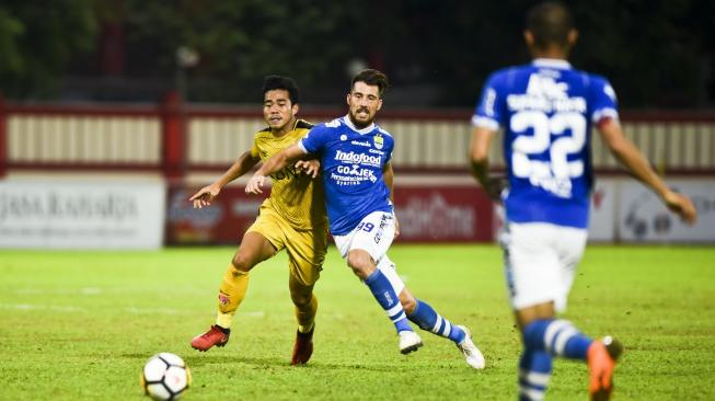 Pemain Bhayangkara FC, Nurhidayat (kiri), berebut bola dengan striker Persib Bandung, Jonathan Bauman (tengah), dalam laga Liga 1 2018 yang berakhir 1-2 untuk Persib di Stadion PTIK, Jakarta, Sabtu (3/11/2018). [Antara/Galih Pradipta]