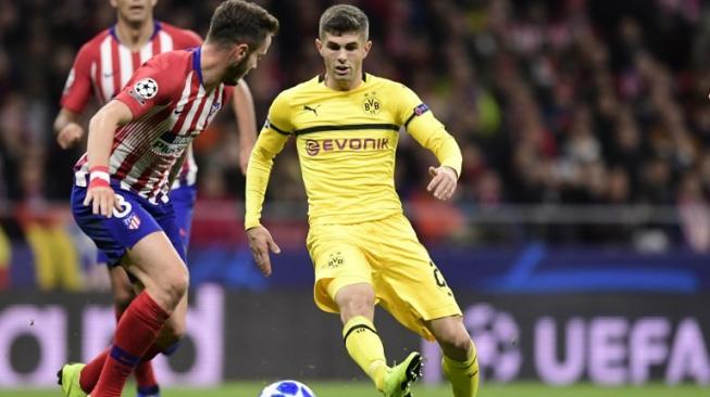 Winger Borussia Dortmund, Christian Pulisic (kanan) resmi digaet Chelsea. [JAVIER SORIANO / AFP]