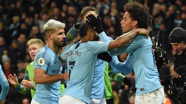 Para pemain Manchester City merayakan gol Leroy Sane (kanan) ke gawang Liverpool pada pertandingan Liga Inggris di Etihad Stadium. Oli SCARFF / AFP