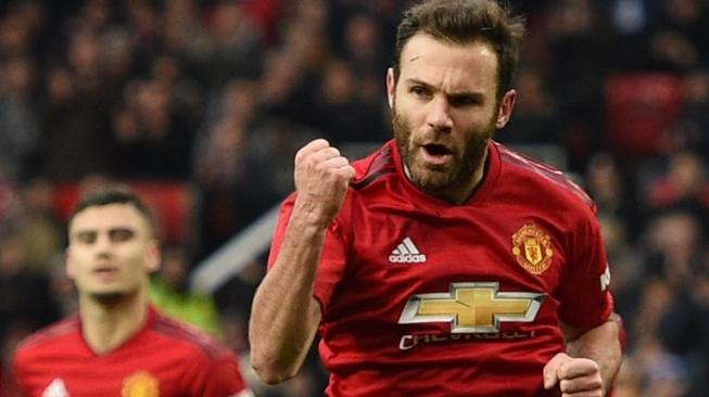 Winger Manchester United (MU), Juan Mata merayakan gol yang menjadi pembuka keunggulan bagi timnya atas Reading pada Babak Ketiga Piala FA 2018/19 di Old Trafford, Sabtu (5/1/2019). [AFP/Oli Scarff]