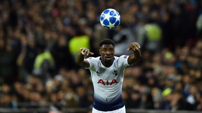 Pemain bertahan Tottenham Hotspur Serge Aurier melakukan lemparan ke dalam saat menghadapi Inter Milan di fase Grup B Liga Champions yang berlangsung di Wembley pada 28 November 2018 [AFP]