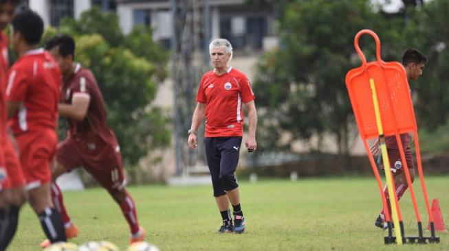 Pelatih Persija Ivan Kolev saat memimpin latihan di Lapangan PS AU Halim Perdanakusuma. (dok. Media Persija).