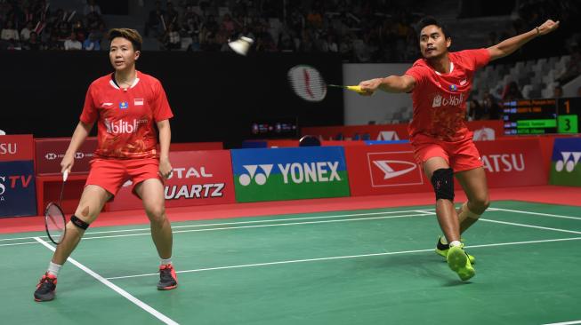 Ganda Campuran Indonesia Tontowi Ahmad dan Liliyana Natsir mengembalikan kok ke arah lawannya asal India Pranaav Chopra/Reddy N Sikki dalam babak pertama Daihatsu Indonesia Masters 2019 di Istora Senayan, Jakarta, Selasa (22/1). [ANTARA FOTO/Akbar Nugroho Gumay]