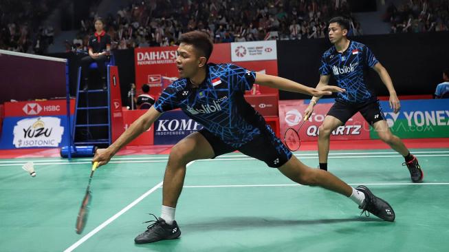 Pebulutangkis ganda putra Indonesia Fajar Alfian/Muhammad Rian Ardianto berusaha mengembalikan kok ke arah pebulutangkis ganda putra China Taipei Lee-Hue/Yang Po-Hsuan saat pertandingan babak pertama Indonesia Masters 2019 di Istora Senayan, Jakarta, Rabu (23/1). [Suara.com/Muhaimin A Untung]