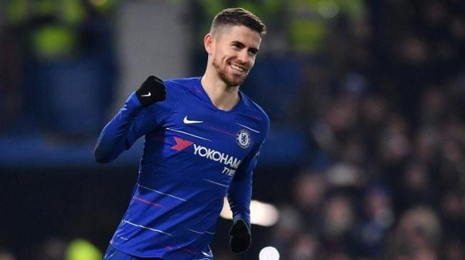 Selebrasi pemain tengah Chelsea Jorginho usai mencetak gol di babak penalti melawan Tottenham Hotspur. Dalam laga ini Chelsea menang 4-2. (Ben STANSALL / AFP)