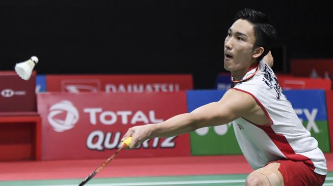 Pebulu tangkis Jepang Kento Momota berusaha mengembalikan kok ke pebulu tangkis putra Indonesia Anthony Sinisuka Ginting pada pertandingan perempat final Daihatsu Indonesia Masters 2019 di Istora Senayan, Jakarta, Jumat (25/1/2019). Antohy Ginting gagal melaju ke semifinal usai dikalahkan pebulu tangkis peringkat pertama dunia Kento Momota dengan skor 9-21 dan 10-21. ANTARA FOTO/Hafidz Mubarak A