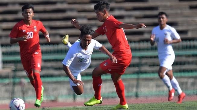 Pemain Timnas U-22 Gian Zola (tengah) dihadang pemain Myanmar Nan Hktike Zaw (kedua kanan) dalam pertandingan Grub B Piala AFF U-22 di Stadion Nasional Olimpiade Phnom Penh, Kamboja, Senin (18/2/2019). Pertandingan berakhir imbang dengan skor 1-1. ANTARA FOTO/Nyoman Budhiana