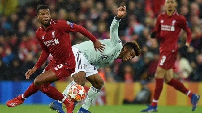 Gelandang Liverpool Georginio Wijnaldum (kiri) berebut bola dengan pemain Bayern Munich Kingsley Coman dalam laga Liga Champions di Anfield. Oli SCARFF / AFP. 