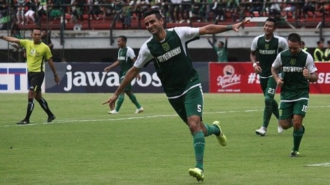 Pesepak bola Persebaya Surabaya Otavio Dutra (tengah) melakukan selebrasi usai mencetak gol saat menghadapi Persidago Gorontalo pada pertandingan babak 16 besar leg kedua Piala Indonesia di Stadion Gelora Bung Tomo, Surabaya, Jawa Timur, Sabtu (23/2/2019). Dalam pertandingan tersebut Persebaya Surabaya mengalahkan Persidago Gorontalo dengan skor akhir 7-0. ANTARA FOTO/Moch Asim