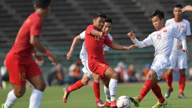 Suasana laga Timnas Indonesia U-22 vs Vietnam pada semifinal Piala AFF U-22 2019 di Stadion Nasional Olimpiade Phnom Penh, Kamboja, Minggu (24/2/2019) sore WIB. [ANTARA FOTO/Nyoman Budhiana].