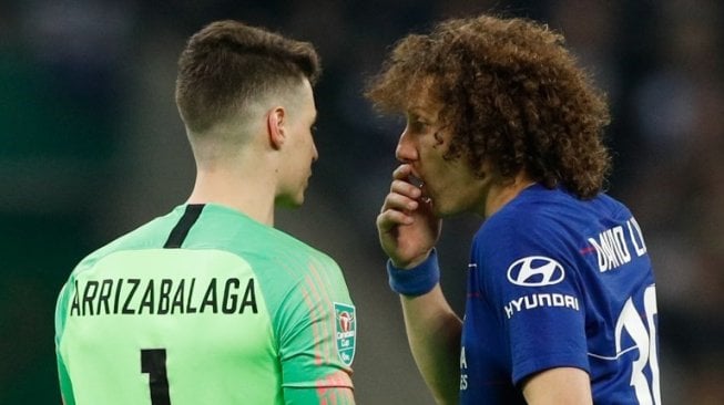 Kiper Chelsea Kepa Arrizabalaga (kiri) sempat dibisikan sesuatu oleh bek David Luiz (kanan) saat menolak digantikan oleh Willy Caballero saat menghadapi Manchester City di final Piala Liga Inggris di Wembley. Adrian DENNIS / AFP