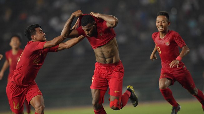 Pemain Timnas U-22 Marinus Wanewar (tengah) melakukan selebrasi bersama rekannya Asnawi Mangkualam Bahar (kiri) setelah membobol gawang Kamboja kedua kalinya dalam pertandingan Grup B Piala AFF U-22 di Stadion Nasional Olimpiade Phnom Penh, Kamboja, Jumat (22/2/2019). Timnas U-22 Indonesia menang dengan skor 2-0 atas Kamboja sehingga lolos ke semi final. ANTARA FOTO/Nyoman Budhiana