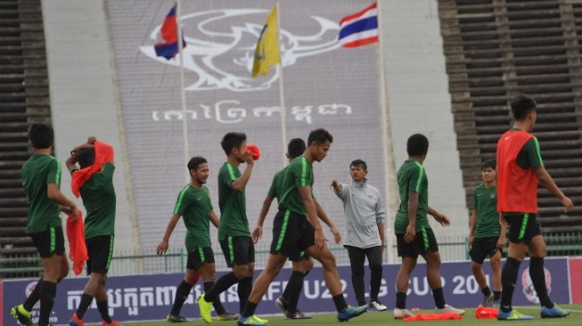 Pelatih Timnas U-22 Indra Sjafri (keempat kanan) memberi arahan kepada pemain dalam latihan menjelang pertandingan babak Final Sepak Bola AFF U-22 di Stadion Nasional Olimpiade, Phnom Penh, Kamboja, Senin (25/2/2019). Timnas U-22 Indonesia akan menghadapi tim Thailand pada babak final 26 Februari 2019. ANTARA FOTO/Nyoman Budhiana/ama.