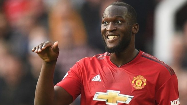 Pemain Manchester United Romelu Lukaku memberi isyarat kepada rekannya saat menghadapi Liverpool di Old Trafford, Minggu (24/2/2019) [AFP]