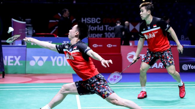 Pebulu tangkis ganda putra Indonesia Kevin Sanjaya Sukamuljo (kiri) dan Marcus Fernaldi Gideon berusaha mengembalikan kok ke arah ganda putra Cina Zhang Nan/Liu Cheng pada babak pertama All England 2019 di Arena Brimingham, Inggris, Rabu (6/3/2019). Kevin/Marcus gagal melaju ke babak kedua setelah dikalahkan Zhang Nan/Liu Cheng dengan skor 19-21, 22-20 dan 17-21. ANTARA FOTO/Widya Amelia/Humas PP PBSI