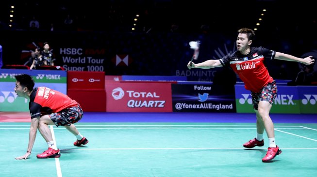 Pebulu tangkis ganda putra Indonesia Marcus Fernaldi Gideon (kanan) dan Kevin Sanjaya Sukamuljo berusaha mengembalikan kok ke arah ganda putra Cina Zhang Nan/Liu Cheng pada babak pertama All England 2019 di Arena Brimingham, Inggris, Rabu (6/3/2019). Kevin/Marcus gagal melaju ke babak kedua setelah dikalahkan Zhang Nan/Liu Cheng dengan skor 19-21, 22-20 dan 17-21. ANTARA FOTO/Widya Amelia/Humas PP PBSI/