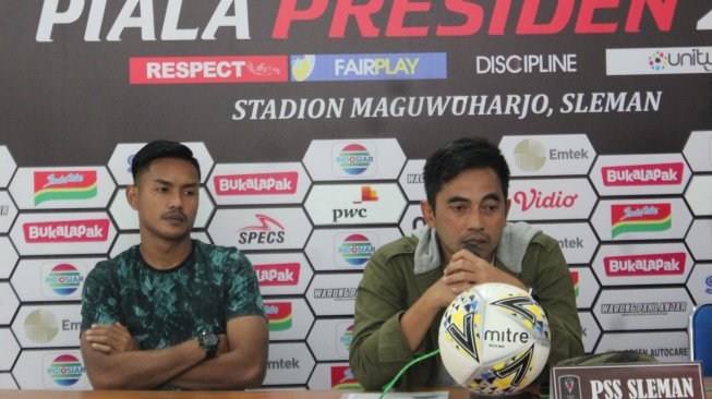 Pelatih PSS Sleman, Seto Nurdiantoro (kanan), saat menghadiri konferensi pers di Stadion Maguwoharjo, Sleman, Kamis (7/3/2019). (mxkd.sbs/Irwan Febri Rialdi)