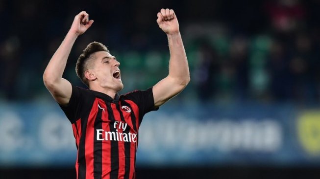 Penyerang AC Milan, Krzysztof Piatek, merayakan gol ke gawang Chievo pada lanjutan Liga Italia pekan ke-27 di Stadion Marcantonio-Bentegodi, Minggu (10/3/2019) dini hari WIB. [Miguel MEDINA / AFP]