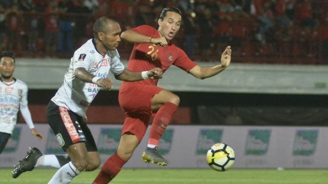 Pesepak bola Timnas U-23 Indonesia Ezra Walian (kanan) berebut bola dengan pesepak bola Bali United Leonard Tupamahu (kiri) saat pertandingan uji coba di Stadion Kapten I Wayan Dipta, Gianyar, Bali, Minggu (17/3/2019). Timnas U-23 Indonesia berhasil mengalahkan Bali United dengan skor 3-0. ANTARA FOTO/Fikri Yusuf