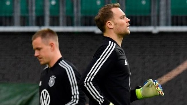 Dua Kiper timnas Jerman Manuel Neuer (kanan) dan Marc-Andre ter Stegen saat melakukan sesi latihan. Tobias SCHWARZ / AFP