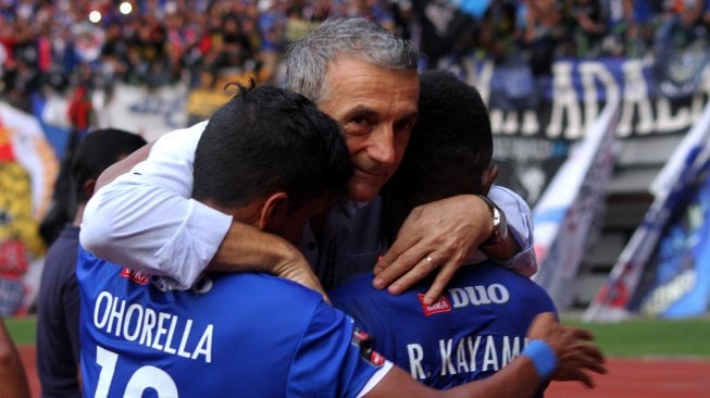 Pelatih pesepak bola Arema FC Milomir Seslija (tengah) memeluk timnya usai memenangkan laga pertandingan perempat final Piala Presiden 2019 Bhayangkara FC melawan Arema FC, di Stadion Patriot Candrabhaga, Bekasi, Jawa Barat, Sabtu (30/3/2019). Pada pertandingan tersebut Bhayangkara FC kalah atas Arema FC dengan skor akhir 0-4. ANTARA FOTO/Risky Andrianto/foc.