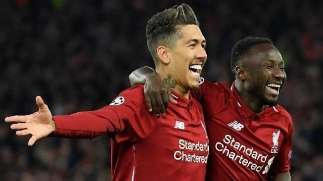 Gelandang Liverpool Naby Keita (kanan) merayakan golnya ke gawang Porto bersama Roberto Firmino di Anfield. LLUIS GENE / AFP