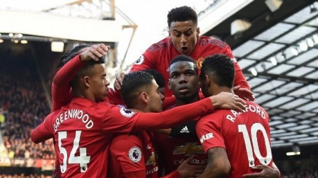 Para pemain Manchester United merayakan gol Paul Pogba ke gawang West Ham United di Old Trafford. Paul ELLIS / AFP