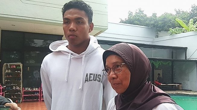 Sprinter muda andalan Indonesia, Lalu Muhammad Zohri (kiri) bersama pelatih lari jarak pendek PB PASI, Eni Nuraeni di Mess atlet PB PASI di kawasan Permata Hijau, Jakarta, Senin (15/4/2019). (Suara.com/Arief Apriadi) 