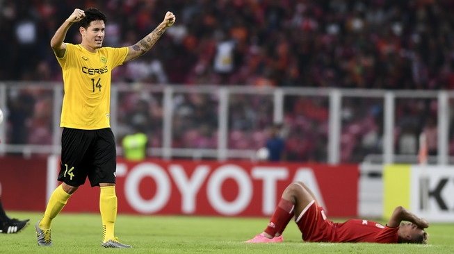 Bek Ceres Negros, Carli de Murga (kanan), merayakan kemenangan timnya atas tuan rumah Persija Jakarta pada matchday keempat Grup G Piala AFC 2019 di Stadion Utama Gelora Bung Karno, Jakarta, Selasa (23/4/2019). [Antara/Hafidz Mubarak A]