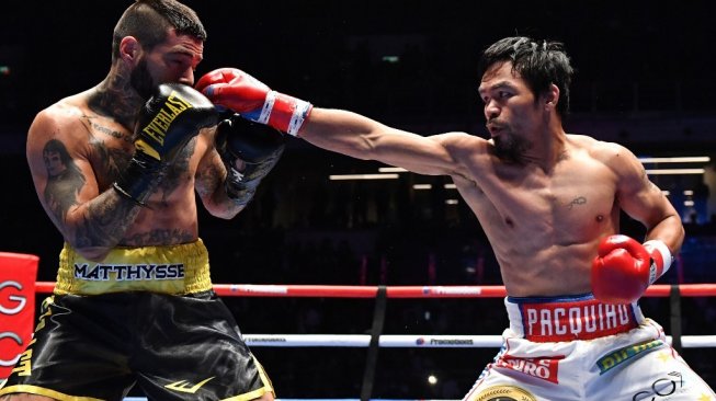 Petinju Filipina, Manny Pacquiao (kanan), melayangkan pukulan straight kanan ke arah wajah Lucas Matthysse saat kedua petinju bertarung di Axiata Arena, Kuala Lumpur, Malaysia, Minggu (15/7/2018). [AFP/Mohd Rasfan]