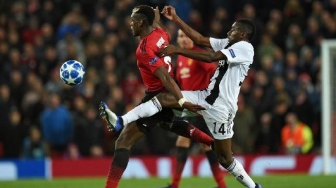 Gelandang Manchester Paul Pogba (kiri) berebut bola dengan gelandang Juventus Blaise Matuidi saat laga Liga Champions di Old Trafford. Oli SCARFF / AFP 