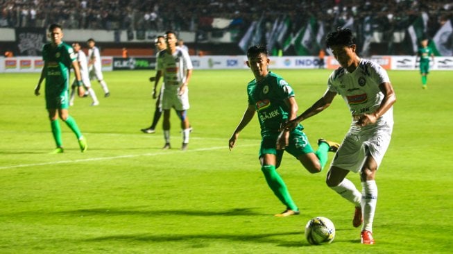 Pemain Arema FC Johan Ahmad (kanan) mencoba melewati pemain PS Sleman Arsyad Yusgiantoro (kedua kanan) saat pertandingan kompetisi Liga 1 2019 di Stadion Maguwoharjo, Sleman, DI Yogyakarta, Rabu (15/5/2019). Pertandingan tersebut menjadi pembuka Liga 1 2019 dan hingga berita ini diturunkan skor masih 1-1. ANTARA FOTO/Andreas Fitri Atmoko