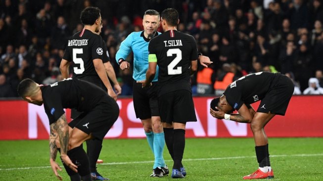 Pemain PSG memprotes keputusan Wasit, Damir Skomina (ANNE-CHRISTINE POUJOULAT / AFP)