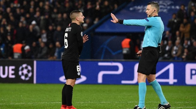 Wasit Damir Skomina, menolak protes yang dilemparkan pemain PSG, Marco Verrati. (ANNE-CHRISTINE POUJOULAT / AFP)