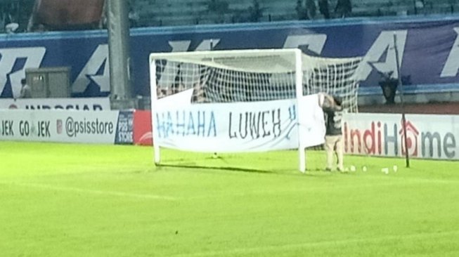 Suporter PSIS Semarang membentangkan spanduk sebagai aksi protes atas kekalahan setelah melawat Kalteng Putra di Stadion Moch Soebroto, Magelang, Kamis (16/5/2019). (twitter/@psisfcofficial)