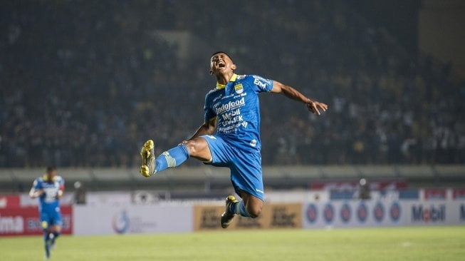 Pesepakbola Persib Bandung Febri Hariyadi merayakan kemenangan seusai mencetak gol ke gawang Persipura Jayapura saat pertandingan Sepak Bola Liga 1 2019 di Stadion Si Jalak Harupat, Kabupaten Bandung, Jawa Barat, Sabtu (18/5/2019). Pertandingan tersebut dimenangkan oleh Persib Bandung dengan skor 3-0. ANTARA FOTO/M Agung Rajasa