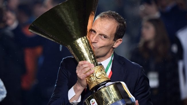 Pelatih Juventus Massimiliano Allegri saat merayakan kemenangan sebagai juara di akhir pertandingan sepak bola Serie A Italia Juventus melawan Atalanta di Stadion Allianz, Turin, Italia, Senin (20/5) di hari WIB.[Marco Bertorello / AFP]