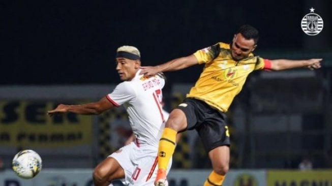 Gelandang serang Persija Jakarta, Bruno Matos, terlihat berduel dengan kapten Barito Putera, Rizky Pora pada laga perdana Liga 1 2019 di Stadion 17 Mei Banjarmasin, Senin (20/5/2019). (Twitter/@Persija_Jkt)