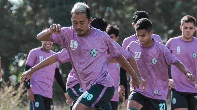 Striker PSS Sleman, Kushedya Hari Yudo melakukan latihan bersama rekan setimnya, (Instagram/@pssleman)