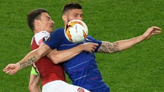 Bek Arsenal Laurent Koscielny (kiri) mencoba merebut bola dari striker Chelsea Olivier Giroud saat final Liga Europa. Yuri KADOBNOV / AFP