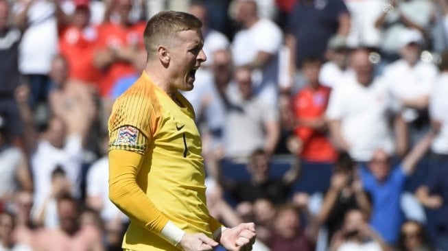 Kiper Timnas Inggris, Jordan Pickford melakukan selebrasi usai cetak gol ke gawang Swiss saat perebutan gelar juara ketiga UEFA Nations League 2018/2019, Minggu (10/6/2019) dini hari. (MIGUEL RIOPA / AFP)